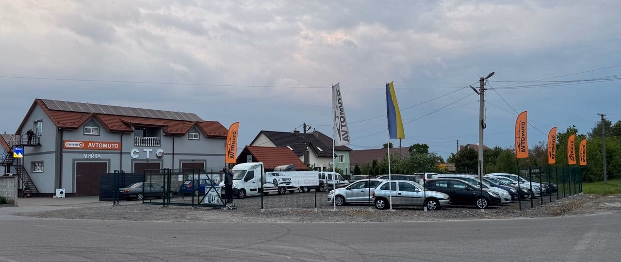 Територія СТО AvtoMuto — будівля автосервісу, авто в наявності та мийка в с. Рудники